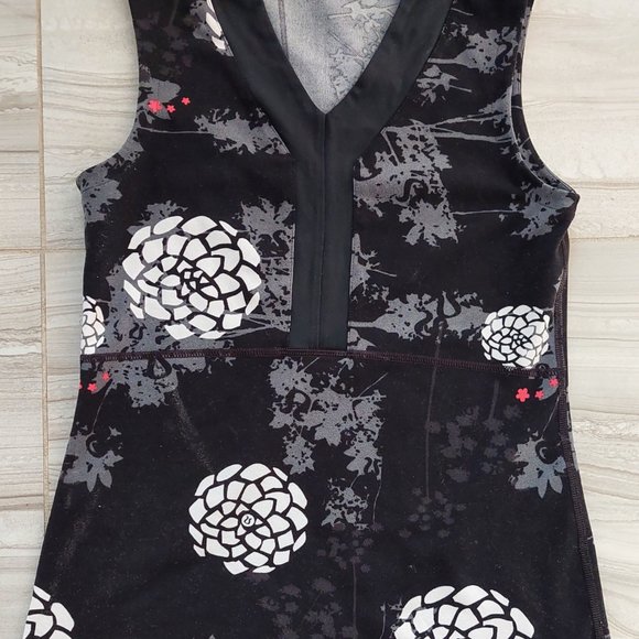Lululemon Deep V-neck Yoga Tank Black& White Floral, Size 2/XS - Picture 3 of 6